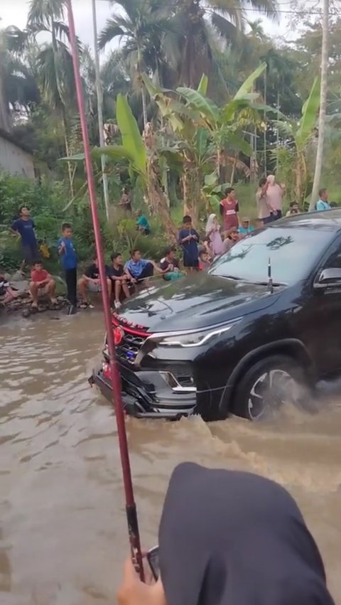 Mobil Pejabat Lewat Jalan Berlubang, Aksi Warga Kompak Pasang Gimmick Memancing Ini Curi Perhatian