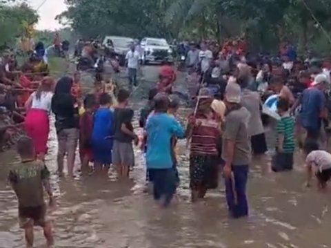 Mobil Pejabat Lewat Jalan Berlubang, Aksi Warga Kompak Pasang Gimmick Memancing Ini Curi Perhatian