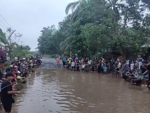 Mobil Pejabat Lewat Jalan Berlubang, Aksi Warga Kompak Pasang Gimmick Memancing Ini Curi Perhatian