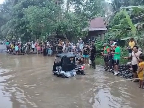 Mobil Pejabat Lewat Jalan Berlubang, Aksi Warga Kompak Pasang Gimmick Memancing Ini Curi Perhatian