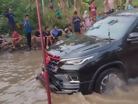 Mobil Pejabat Lewat Jalan Berlubang, Aksi Warga Kompak Pasang Gimmick Memancing Ini Curi Perhatian