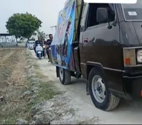 Kemarau Bikin Kekeringan, Purnomo Polisi Baik Bagikan Air Bersih, Warga sampai Rebutan