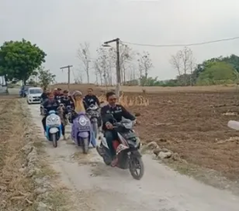 Kemarau Bikin Kekeringan, Purnomo Polisi Baik Bagikan Air Bersih, Warga sampai Rebutan