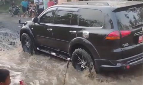 Mobil Pejabat Lewat Jalan Berlubang, Aksi Warga Kompak Pasang Gimmick Memancing Ini Curi Perhatian