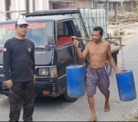 Kemarau Bikin Kekeringan, Purnomo Polisi Baik Bagikan Air Bersih, Warga sampai Rebutan