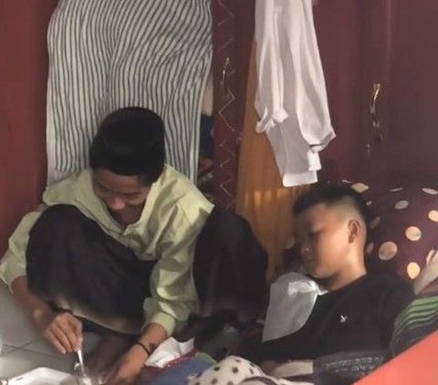 Viral Momen Pengurus Kamar Pesantren Rawat Santri yang Tengah Sakit, Rela Cuma Tidur 1 Jam