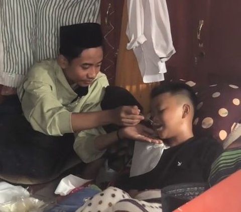 Viral Momen Pengurus Kamar Pesantren Rawat Santri yang Tengah Sakit, Rela Cuma Tidur 1 Jam