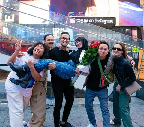 Ada-Ada Saja Kelakuan Marshel Widianto, Tiduran Pakai Singlet di Jalanan New York