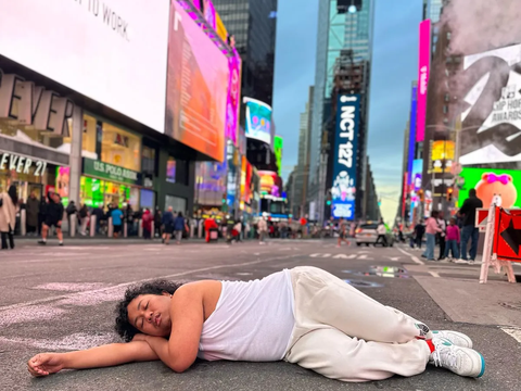 Ada-Ada Saja Kelakuan Marshel Widianto, Tiduran Pakai Singlet di Jalanan New York