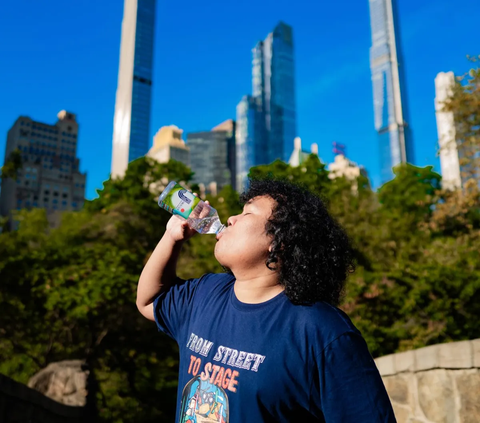 Ada-Ada Saja Kelakuan Marshel Widianto, Tiduran Pakai Singlet di Jalanan New York