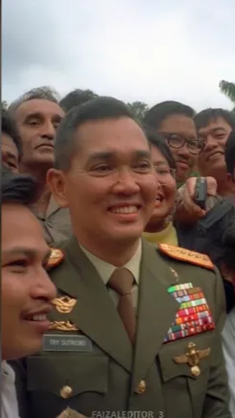 Siapa yang tidak mengenal Jenderal TNI (Purn) Try Sutrisno. Ia merupakan Wakil Presiden Indonesia ke-6 pada periode 1993-1998.<br>