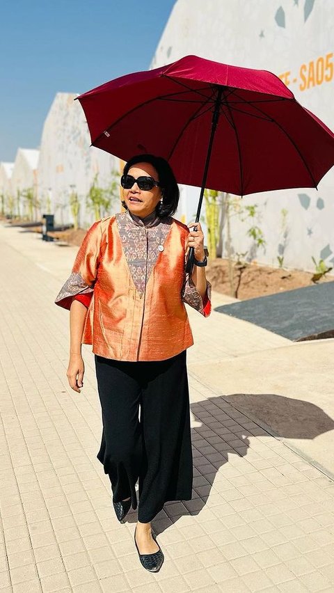 Outfit Khas Sri Mulyani Saat Bekerja, Blus Batik dan Celana Kulot