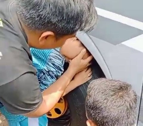 Viral Bocah Bikin Geger Kepalanya Tersangkut di Celah Roda Bus, Begitu Lepas Malah Nyengir