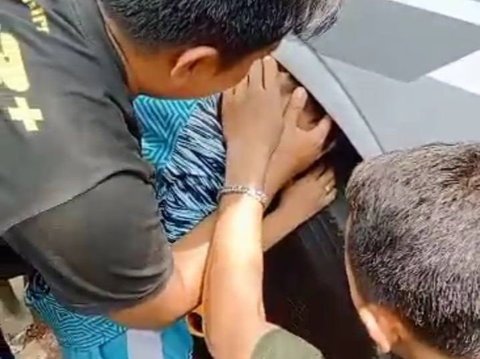 Viral Bocah Bikin Geger Kepalanya Tersangkut di Celah Roda Bus, Begitu Lepas Malah Nyengir
