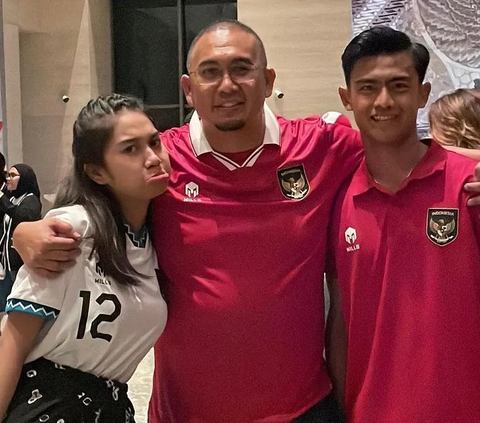 Gaya Azizah Salsha Nonton Pratama Arhan di Pertandingan Indonesia VS Brunei