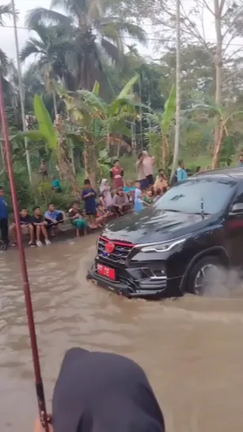 Viral Protes Warga Mancing di Jalan Rusak, Pejabat Lewat Naik Mobil Mewah Malah Ngeloyor <br>