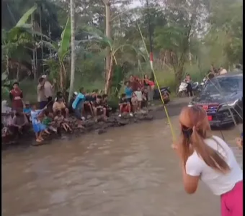 Viral Warga Protes Mancing di Jalan Rusak, Pejabat Lewat Naik Mobil Mewah Malah Ngeloyor