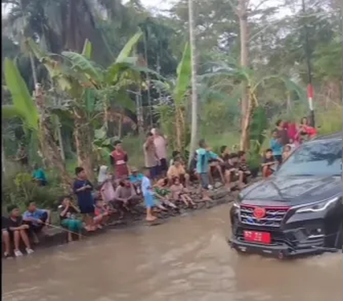 Viral Warga Protes Mancing di Jalan Rusak, Pejabat Lewat Naik Mobil Mewah Malah Ngeloyor