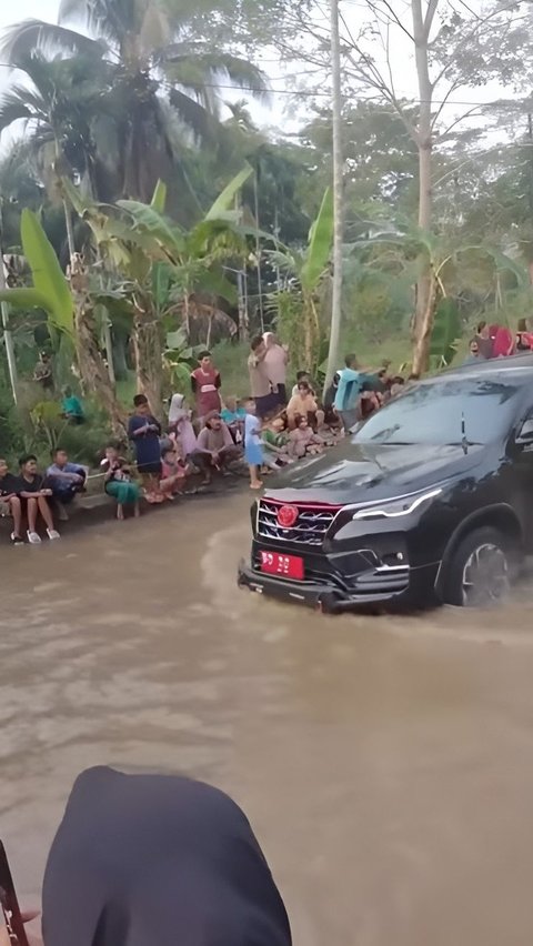 Viral Video of Official's Car in Bengkulu Not Stopping When Passing Through a Damaged Road Being Protested by Residents by Fishing in Puddles.