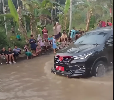 Viral Video Mobil Pejabat di Bengkulu Tak Berhenti Saat Lintasi Jalan Rusak yang Sedang Didemo Warga dengan Memancing di Kubangan