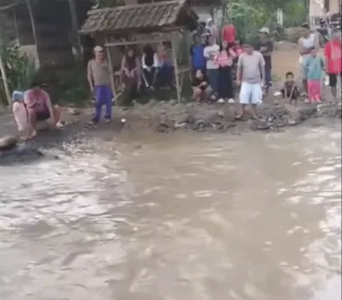 Viral Video Mobil Pejabat di Bengkulu Tak Berhenti Saat Lintasi Jalan Rusak yang Sedang Didemo Warga dengan Memancing di Kubangan