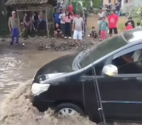 Viral Video Mobil Pejabat di Bengkulu Tak Berhenti Saat Lintasi Jalan Rusak yang Sedang Didemo Warga dengan Memancing di Kubangan