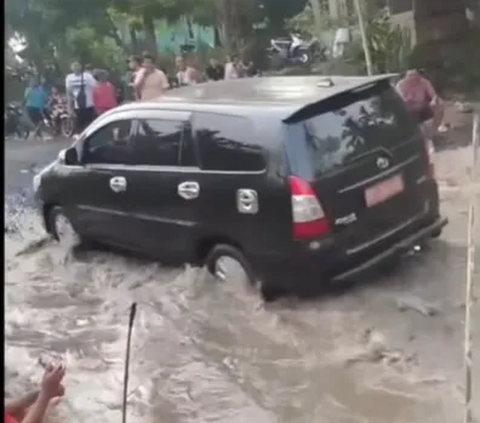 Viral Video Mobil Pejabat di Bengkulu Tak Berhenti Saat Lintasi Jalan Rusak yang Sedang Didemo Warga dengan Memancing di Kubangan