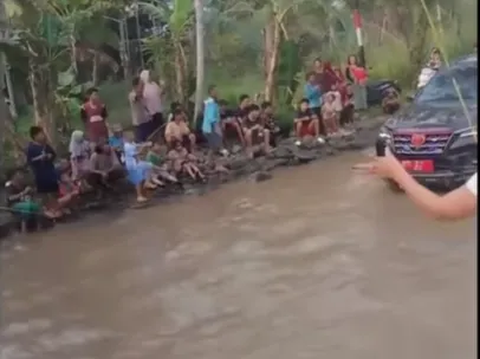 Viral Video Mobil Pejabat di Bengkulu Tak Berhenti Saat Lintasi Jalan Rusak yang Sedang Didemo Warga dengan Memancing di Kubangan