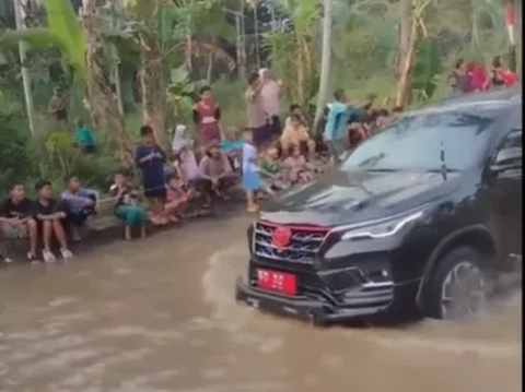 Viral Video Mobil Pejabat di Bengkulu Tak Berhenti Saat Lintasi Jalan Rusak yang Sedang Didemo Warga dengan Memancing di Kubangan