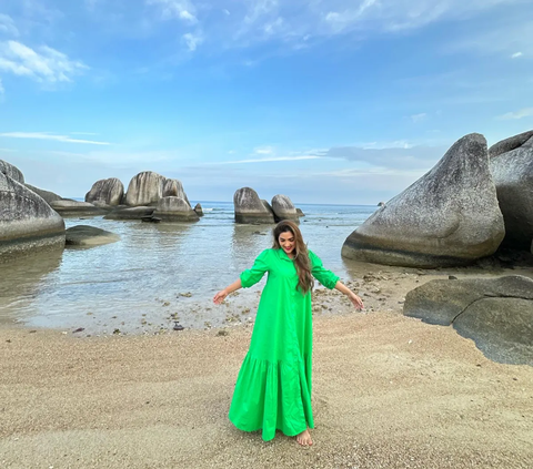Cantiknya Ashanty Pakai Baju Hijau Liburan ke Pulau Natuna, Potret Dipeluk Anang Hermansyah Romantis Banget Bak Pengantin Baru