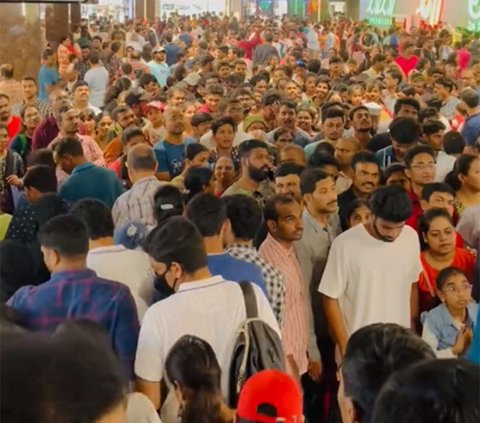 Sejumlah video yang memperlihatkan pembukaan mal baru di Kukatpally, Hyderabat, India, viral di media sosial. Video tersebut menunjukkan perilaku tak biasa para pengunjung yang memadati pusat perbelanjaan bernama Lulu Mall itu.