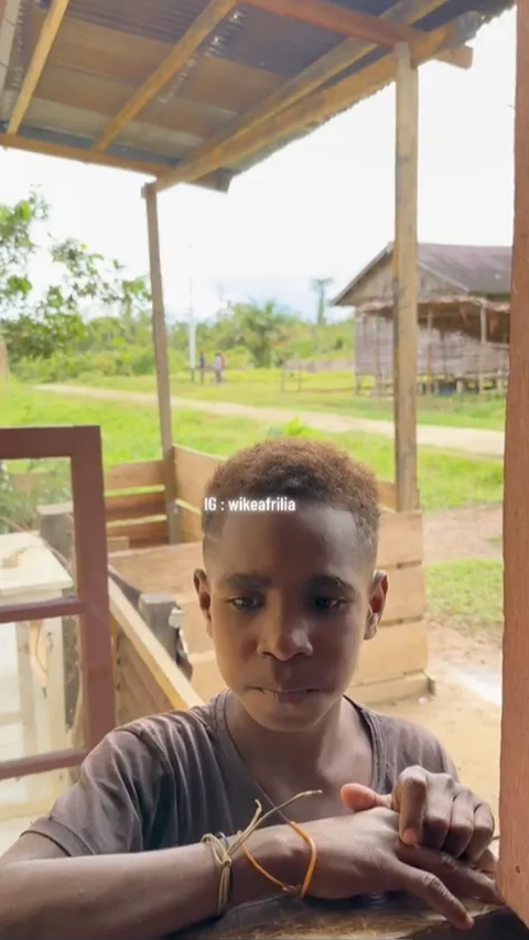 Bela-belain Tukar Udang dengan Gula, Bocah Papua Ternyata Kerjakan Tugas Sekolah Sambil Ngopi