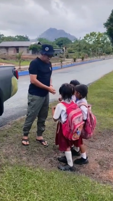 Tak Tega Lihat Anak Sekolah Jalan Kaki, Pria Ini Beri Tumpangan dan Beri Uang Saku