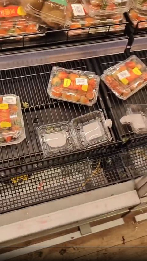 Video tersebut juga memperlihatkan bungkus makanan kosong yang diletakkan begitu saja di rak. 
