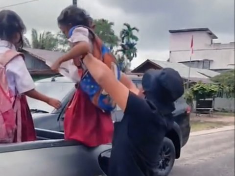 Tak Tega Lihat Anak Sekolah Jalan Kaki, Pria Ini Beri Tumpangan dan Beri Uang Saku