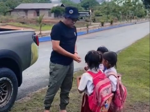 Tak Tega Lihat Anak Sekolah Jalan Kaki, Pria Ini Beri Tumpangan dan Beri Uang Saku