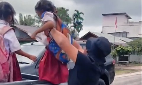 Tak Tega Lihat Anak Sekolah Jalan Kaki, Pria Ini Beri Tumpangan dan Beri Uang Saku