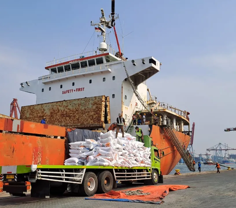 Jokowi mencatat, saat ini, cadangan beras di gudang Bulog mencapai 1,7 ton. Jumlah cadangan beras tersebut akan bertambah hingga 600 ribu ton untuk menekan harga jual di pasar. 