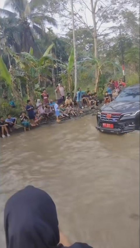 Warga Protes sambil Mancing di Jalan Rusak Penuh Air saat Pejabat Lewat, Malah Dicueki