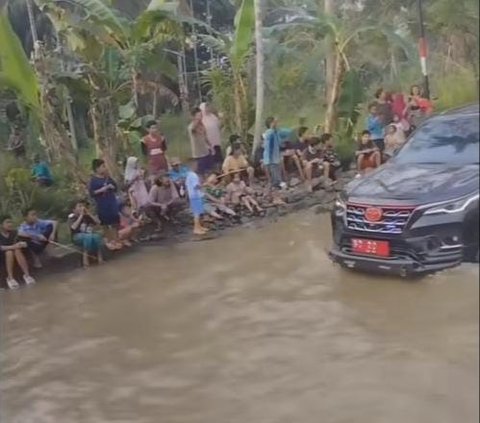 Warga Protes sambil Mancing di Jalan Rusak Penuh Air saat Pejabat Lewat, Malah Dicueki