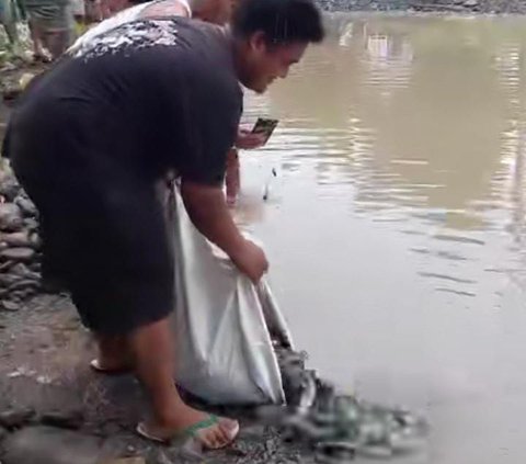 Warga Protes sambil Mancing di Jalan Rusak Penuh Air saat Pejabat Lewat, Malah Dicueki