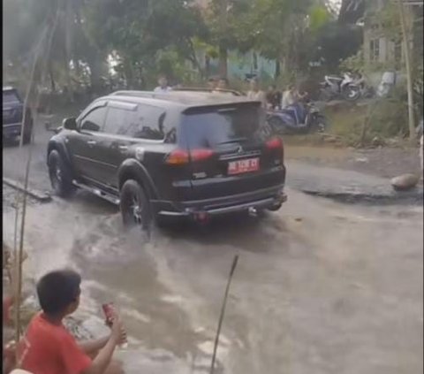 Warga Protes sambil Mancing di Jalan Rusak Penuh Air saat Pejabat Lewat, Malah Dicueki