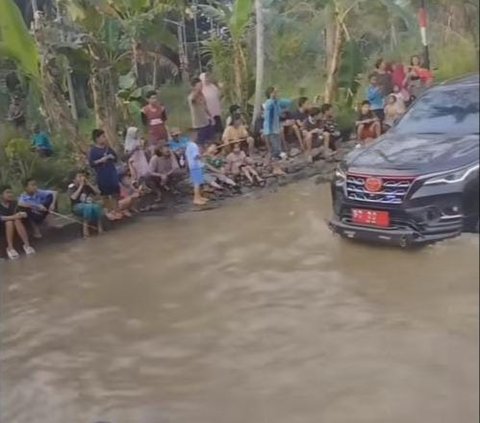 Warga Protes sambil Mancing di Jalan Rusak Penuh Air saat Pejabat Lewat, Malah Dicueki