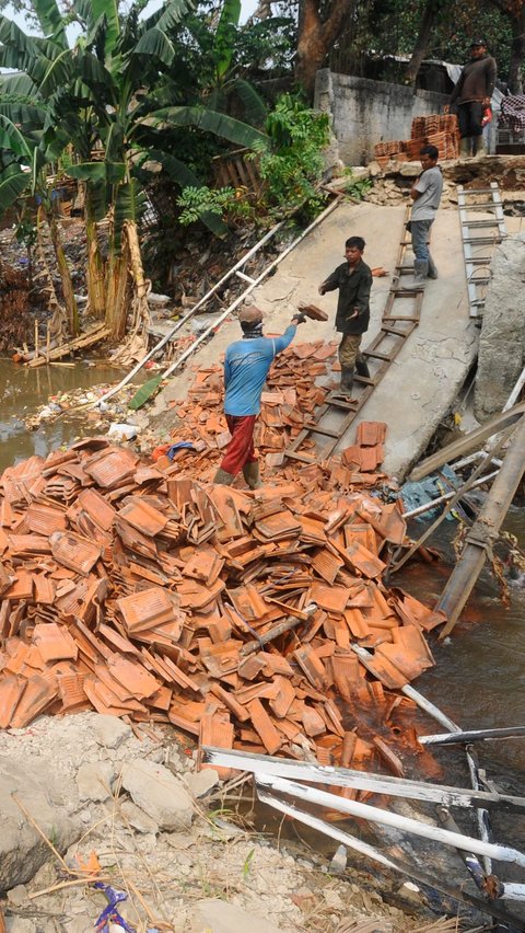 FOTO: Kondisi Jembatan di Pancoran Mas Depok Ambruk Usai Dilalui Truk Bermuatan Genteng