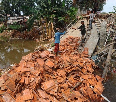 Sebuah jembatan yang membentang di atas Kali Cabang Barat Pitara, Pancoran Mas, Depok, ambruk pada Kamis (12/10/2023) petang. Jembatan beton itu ambruk ketika dilalui truk bermuatan genting.