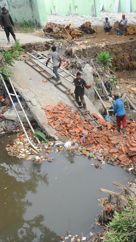 Diduga, jembatan tersebut tak mampu menahan beban truk bermuatan genting yang melewatinya.