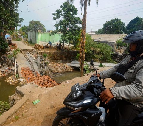 FOTO: Kondisi Jembatan di Pancoran Mas Depok Ambruk Usai Dilalui Truk Bermuatan Genteng