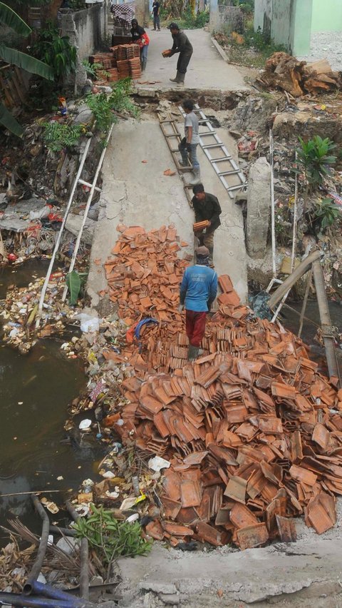 Jembatan yang runtuh ini merupakan jembatan penghubung Kampung Buntu dengan Jalan Pitara, Pancoran Mas.<br>