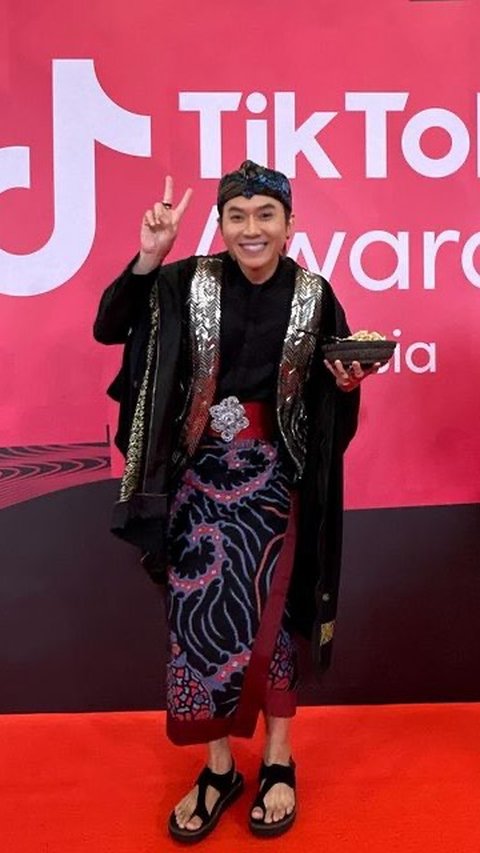 Penampilan Mamang Rafael Tan di acara Tik Tok Awards juga jadi sorotan. Duta seblak ini membawa kain khas sunda dan cobek beserta seblaknya di acara bergengsi ini. Tingkahnya yang lucu membuat sosok Mamang Rafael berhasil mencuri perhatian.