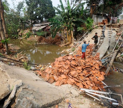 FOTO: Kondisi Jembatan di Pancoran Mas Depok Ambruk Usai Dilalui Truk Bermuatan Genteng